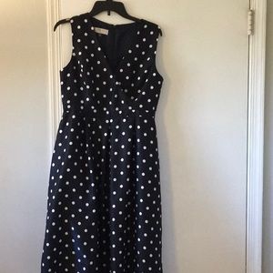 Pretty woman Gently worn sleeveless polkadot blue dress